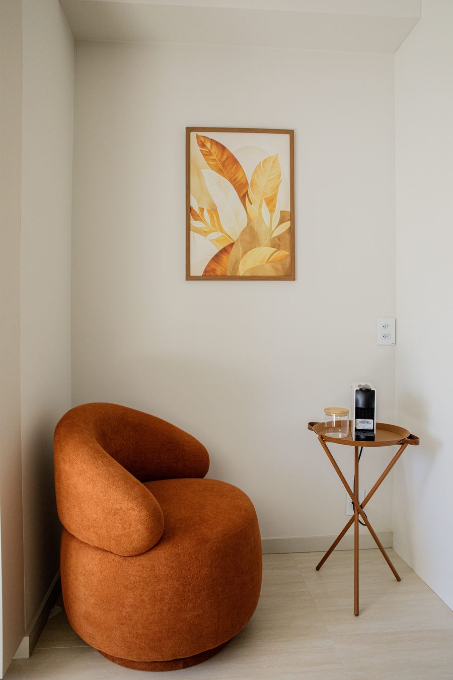 Poltrona e detalhe de decoração — exemplo de padrão GuestNow