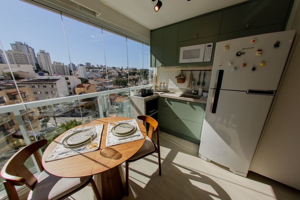 Cozinha e mesa de refeições com vista da cidade — Vitreo Klabin