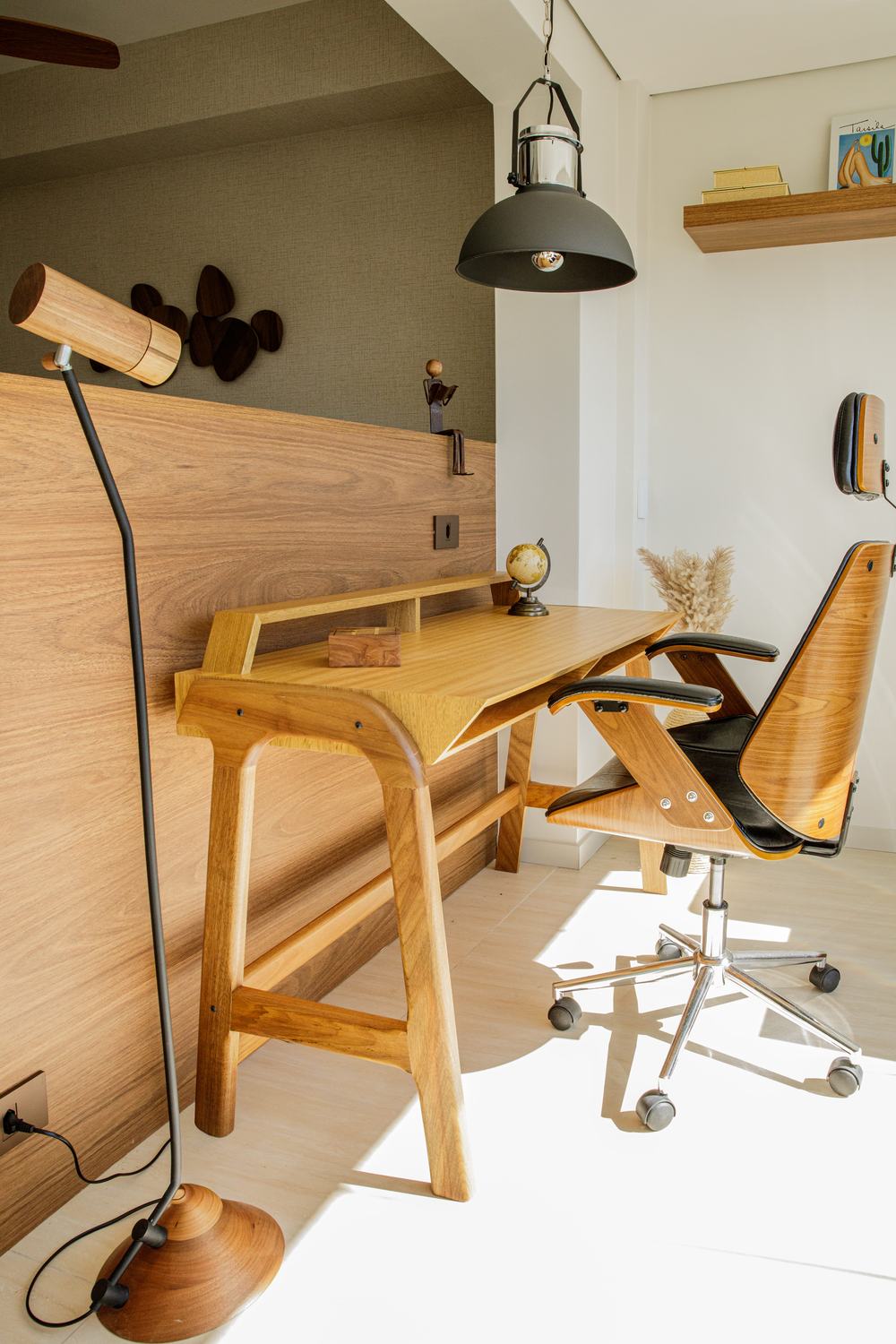 Estação de trabalho integrada ao quarto no apartamento Vitreo Klabin