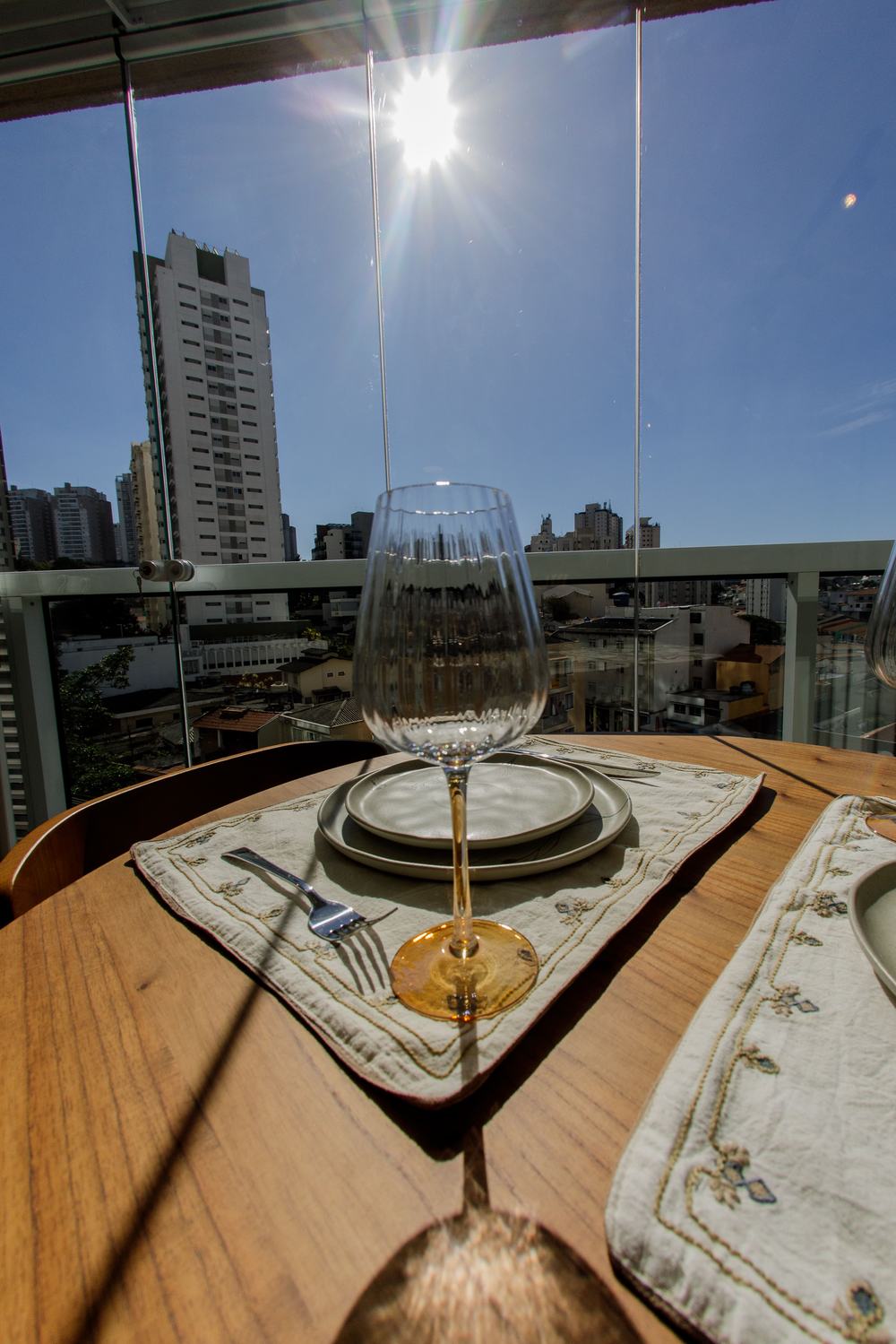 Varanda com mesa posta e vista da cidade — Vitreo Klabin