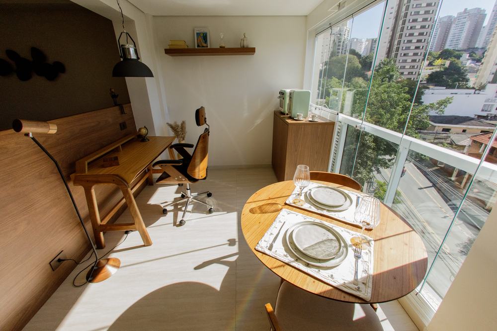 Mesa na varanda com vista da cidade — Vitreo Klabin